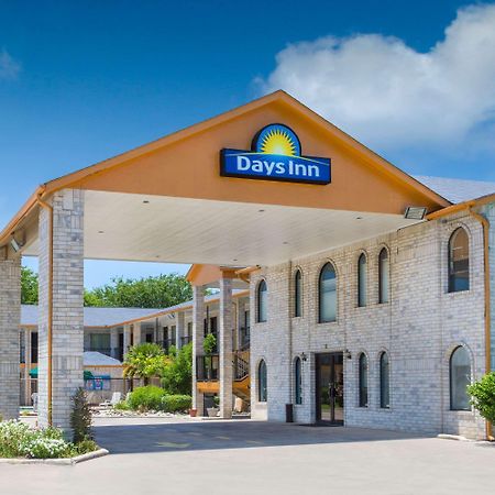 Days Inn Windcrest By Wyndham San Antonio Buitenkant foto