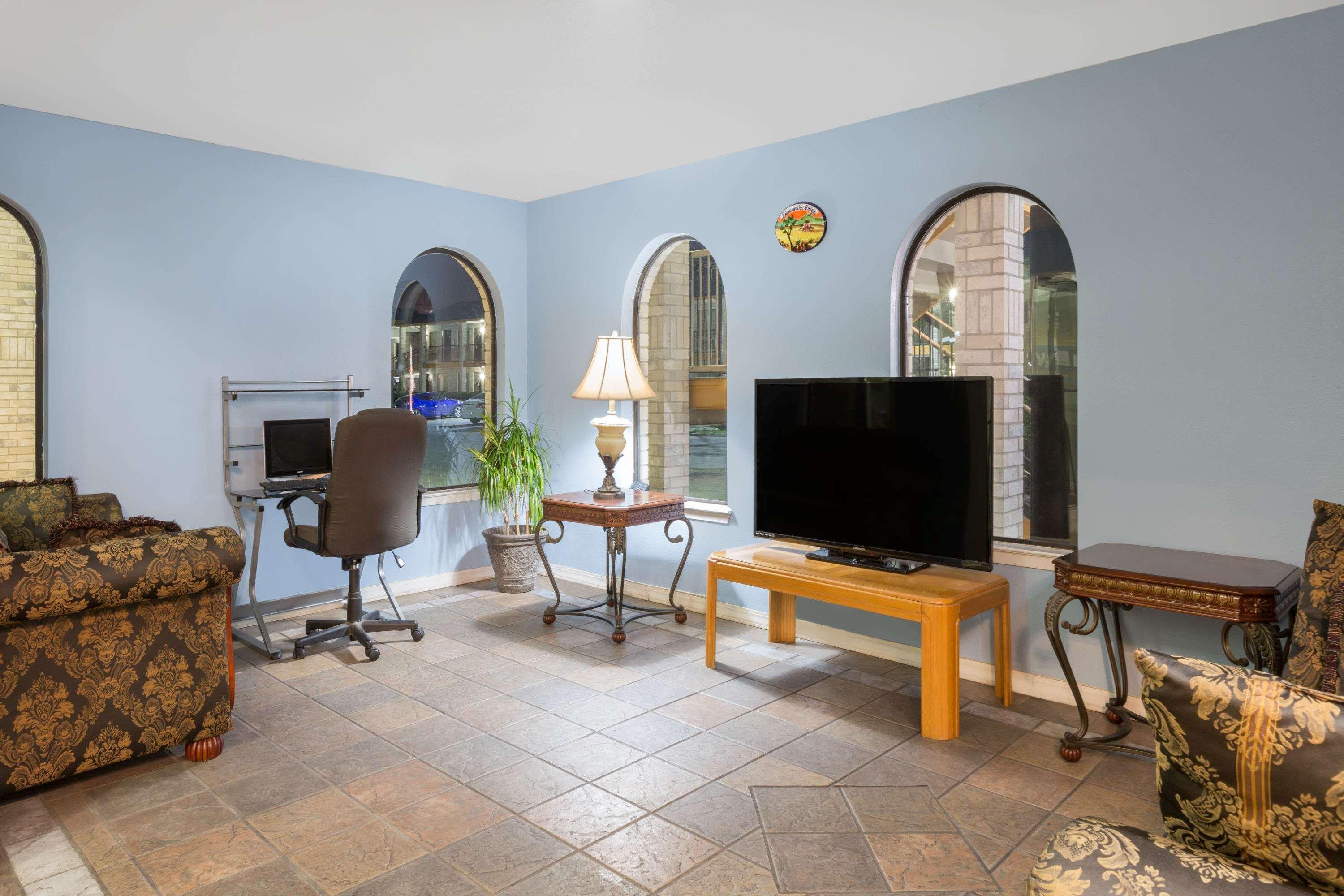 Days Inn Windcrest By Wyndham San Antonio Buitenkant foto