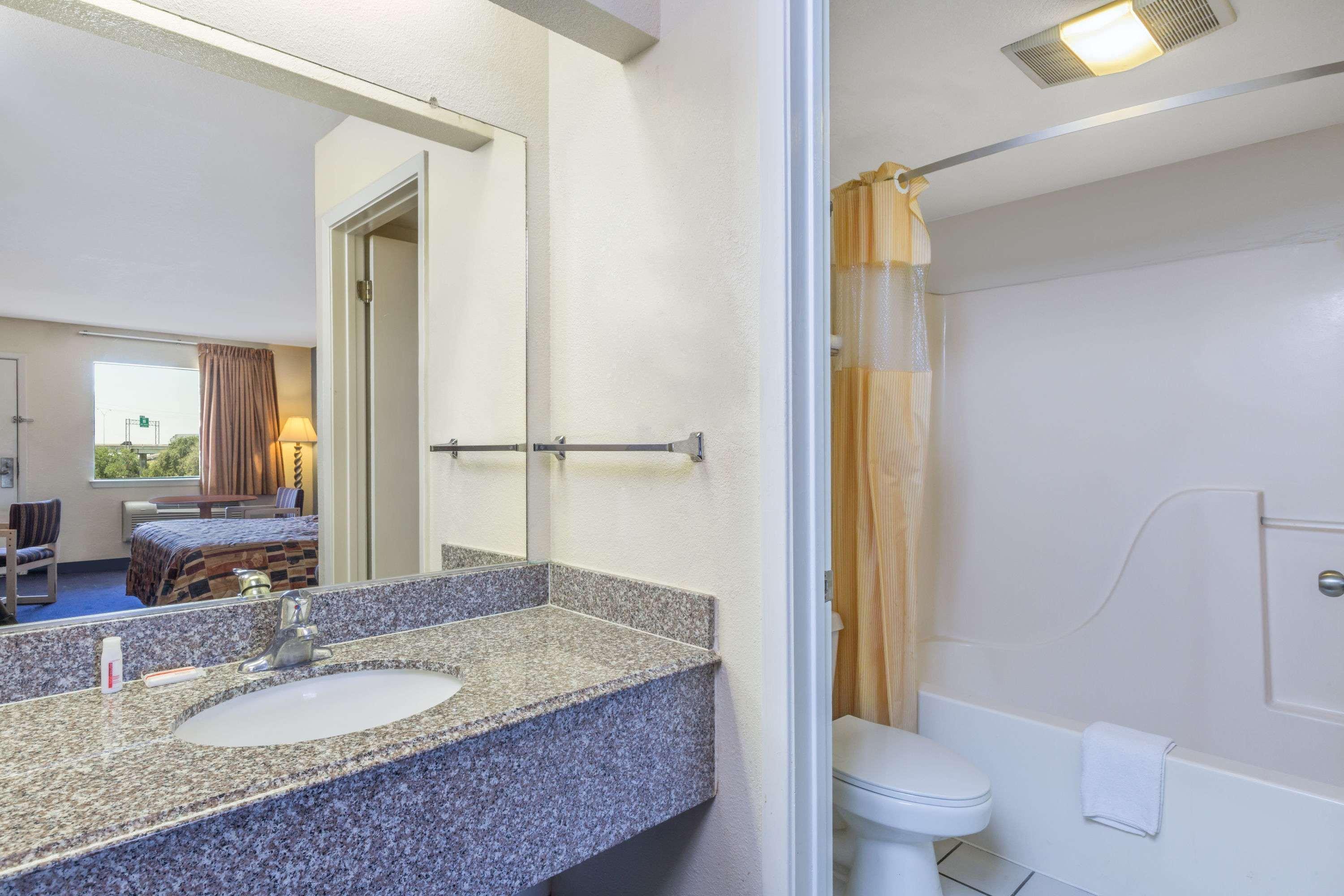 Days Inn Windcrest By Wyndham San Antonio Buitenkant foto