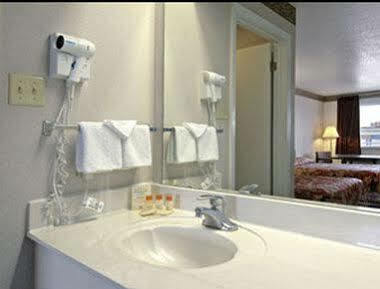 Days Inn Windcrest By Wyndham San Antonio Buitenkant foto